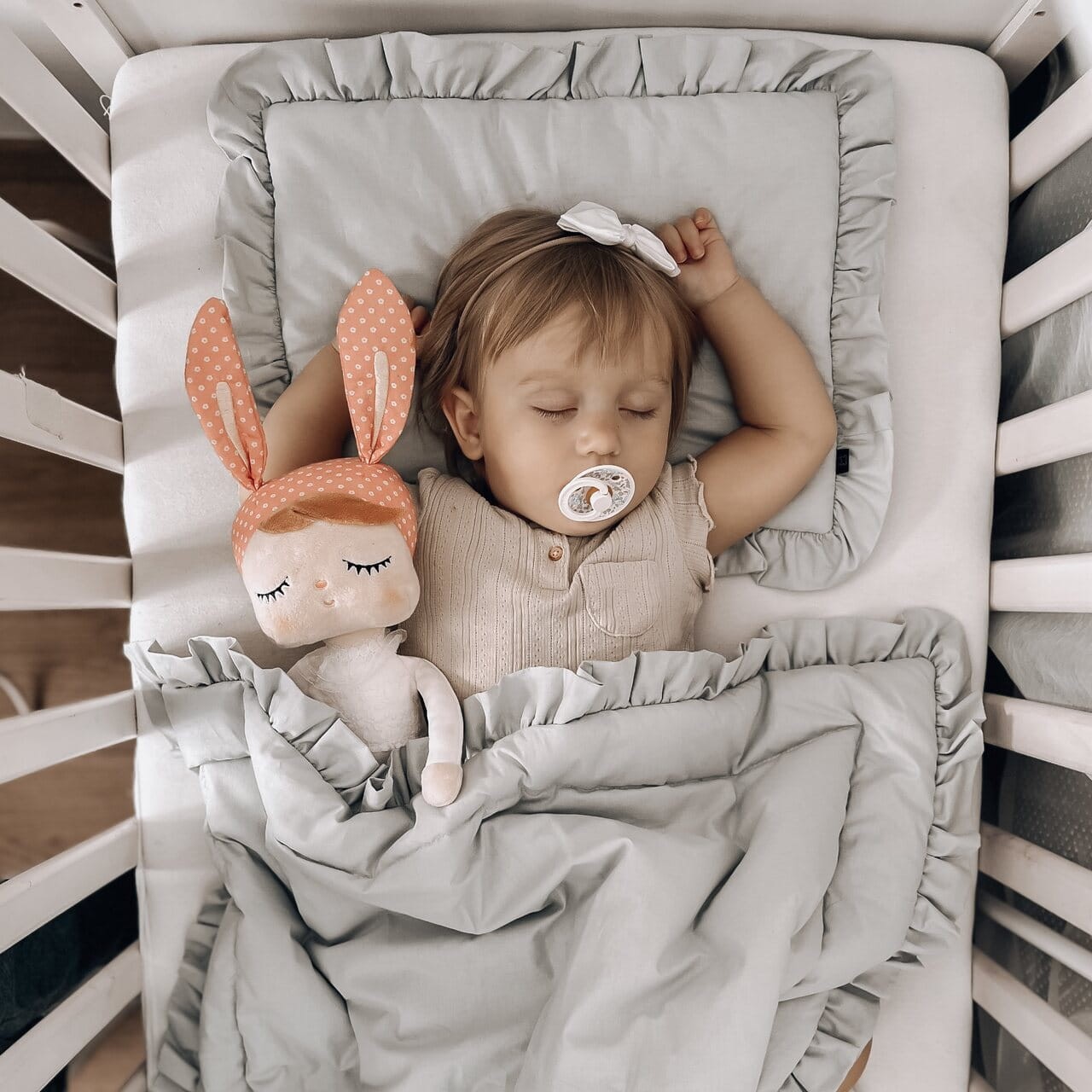 CRIB BEDDING SET WITH FLOUNCE GREY