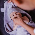 Niemowlę w szarym ręczniku kąpielowym z kapturkiem z uszkami misia – BOBILOV